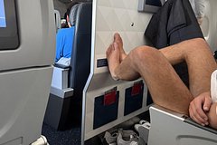 Пассажир самолета описал голые ноги попутчика фразой &laquo;преступление против человечности&raquo;