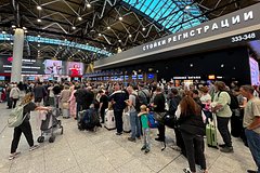 Пассажиры выстроились в очереди в аэропорту из-за отмененных рейсов &laquo;Аэрофлота&raquo;