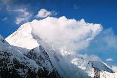 Погода снова помешала спасателям запустить дрон к застрявшей на пике Победы россиянке