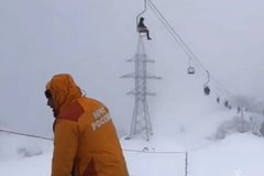 Появились кадры эвакуации людей с оборвавшейся канатной дороги на Эльбрусе