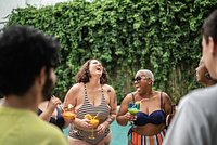 Пользователи сети отругали полную туристку за отказ бронировать два места в самолете