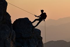 Россиянин на три дня застрял на отвесной скале в Казахстане и выжил Россиянин на три дня застрял на отвесной скале в Казахстане и выжил