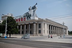 Россиянка съездила в Северную Корею и вернулась с ядерной боеголовкой