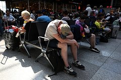 Российские туристы провели ночь в аэропорту Турции из-за задержки рейса