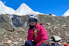 С застрявшей на самой опасной горе СССР альпинистки хотят взыскать миллионы за спасение. Она находится на пике Победы уже 9 дней