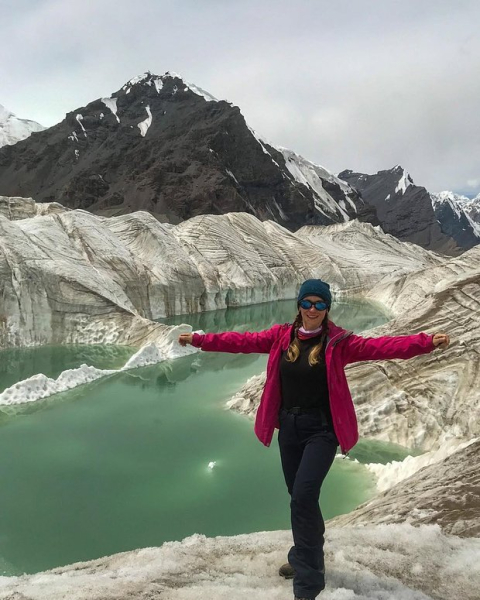 С застрявшей на самой опасной горе СССР альпинистки хотят взыскать миллионы за спасение. Она находится на пике Победы уже 9 дней