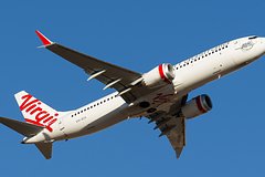 Самолет с пассажирами на борту резко упал на восемь тысяч метров во время полета