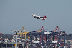Самолет с сотнями пассажиров на борту экстренно развернулся в небе из-за неисправности Самолет с сотнями пассажиров на борту экстренно развернулся в небе из-за неисправности