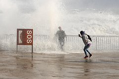 &laquo;Шторм Сатаны&raquo; обрушился на европейский курорт и обратил в бегство туристов