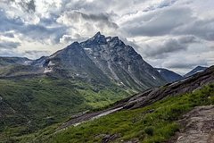 Сломавший бедро в горах Европы турист шесть дней пил мочу и ел траву ради выживания