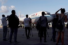 Сотни пассажиров из Великобритании незапланированно оказались в Нижневартовске. Их заперли в салоне самолета. Что известно?