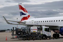 Стюардесса обнаружила в туалете самолета голого коллегу под наркотиками