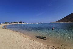 Тело трехлетней девочки прибило к пляжу в Европе