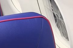 Треснувшее окно в летевшем в Европу самолете вызвало истерику у пассажиров