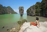 Турист пригласил к себе трансгендерную женщину, ограбил ее и закрыл в номере