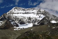 Турист решил покорить вершину в Европе и сорвался вниз на глазах у других альпинистов