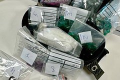 Турист спрятал в куртке самоцветы на миллионы рублей и попался в российском аэропорту