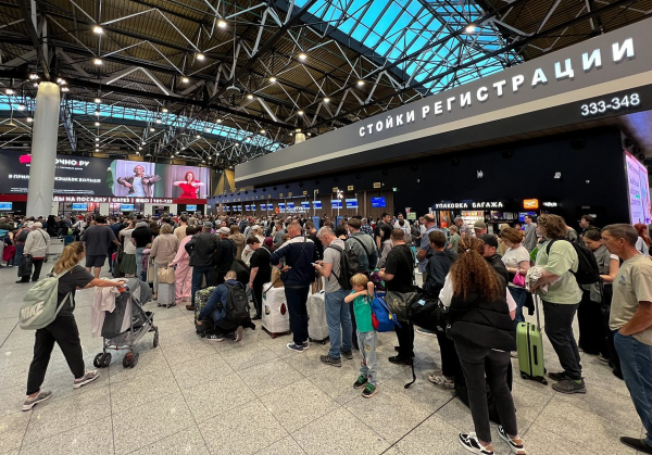 Тысячи людей застряли в аэропортах из-за хакеров, атаковавших системы &laquo;Аэрофлота&raquo;. Что делать тем, чьи рейсы отменили?