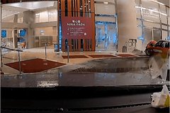 В Гонконге 80-летний таксист потерял управление и сбил туриста у входа в отель