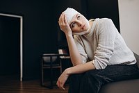 В Гонконге 80-летний таксист потерял управление и сбил туриста у входа в отель