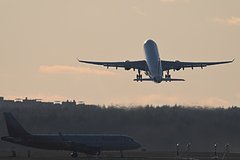 В московских аэропортах задержали более десятки рейсов из-за грозы