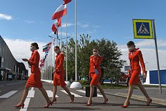 В России призвали разрешить стюардессам не носить каблуки В России призвали разрешить стюардессам не носить каблуки