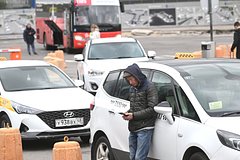 В российских аэропортах начали выписывать штрафы нелегальным таксистам