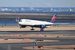 Женщина-пилот напилась перед рейсом и сорвала вылет самолета со 198 пассажирами